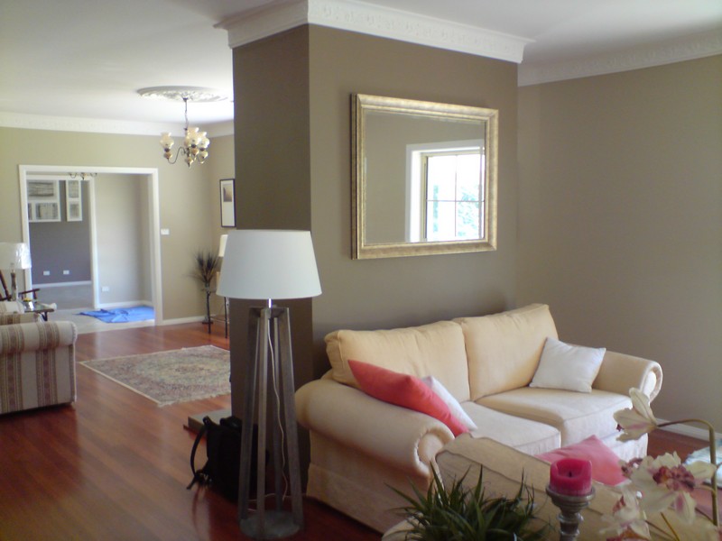 A nicely decorated living.